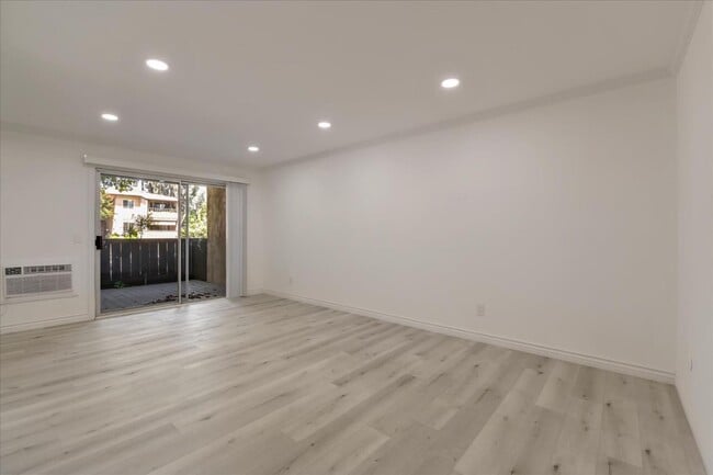 Building Photo - 9175 Campina Dr