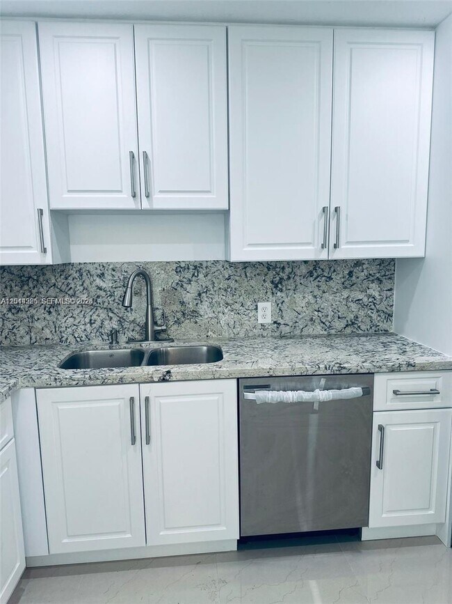 Foto del edificio - 4200 Hillcrest Dr