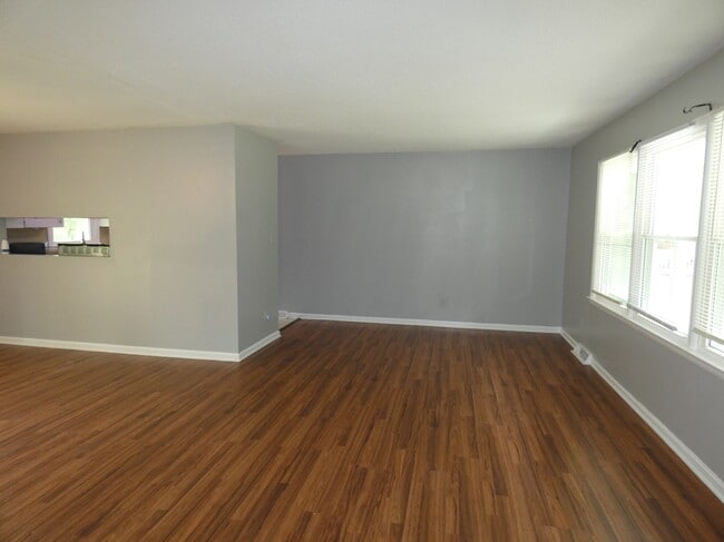 Building Photo - 5800 Meadowbrook Rd