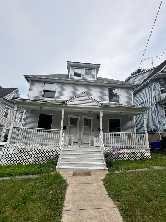Primary Photo - 825 Woodlawn St