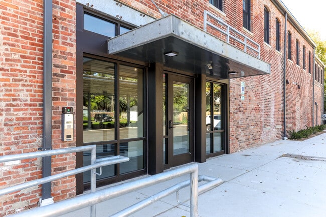 Foto del edificio - 400 N River St