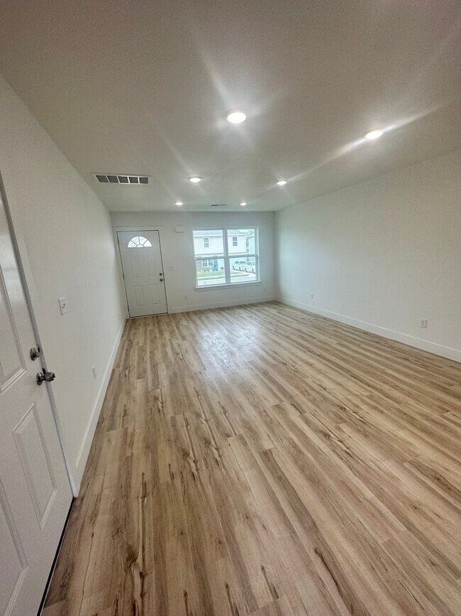 Building Photo - Beautiful 3 bedroom/2.5 bathroom duplex in...
