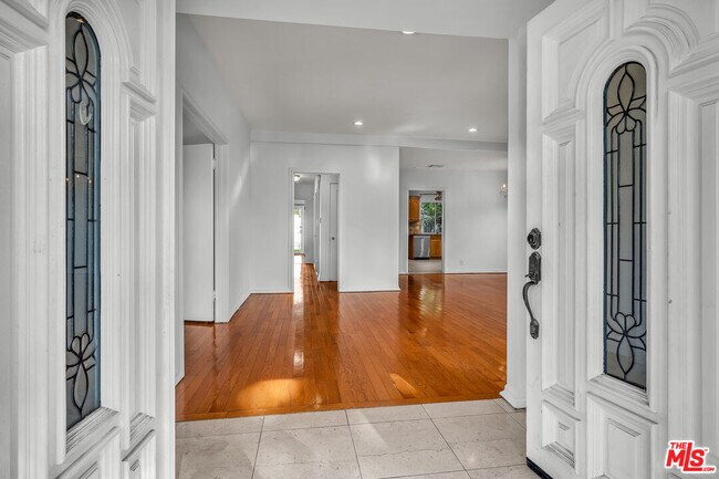 Building Photo - 922 S Bundy Dr