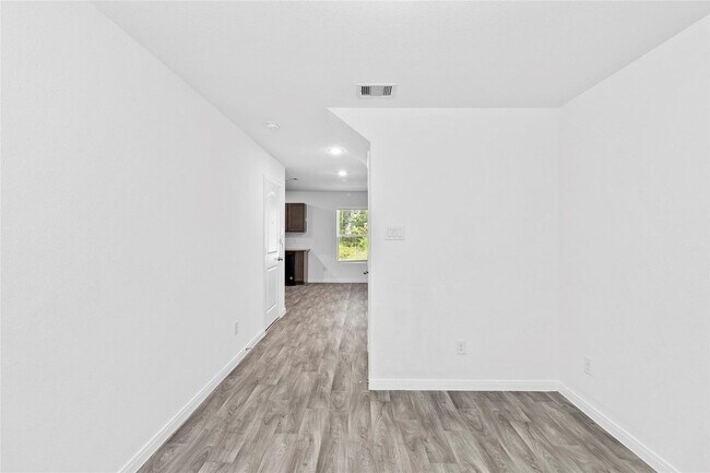 Foto del edificio - For lease in the sought-after Cedar Point community, this delightful home boasts 1,065 square fee...