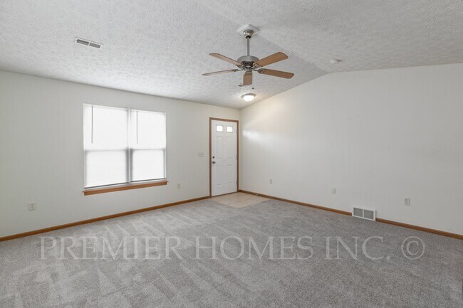 Foto del edificio - 92-92 Meadow Wood Dr