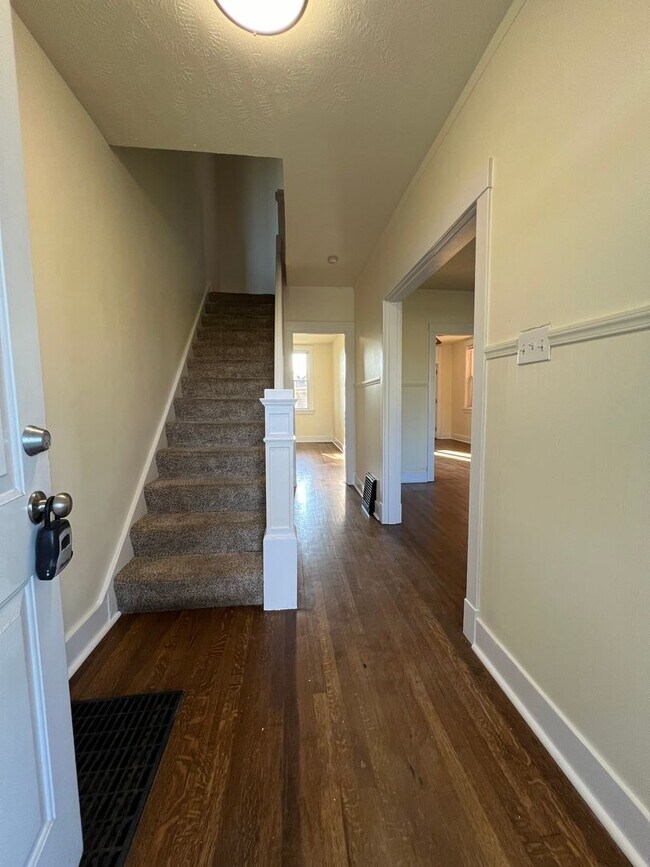 Foto del edificio - Now showing 2BR 1 Bath Townhouse!