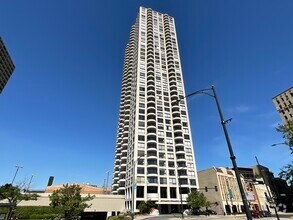 Building Photo - 2020 N Lincoln Park W