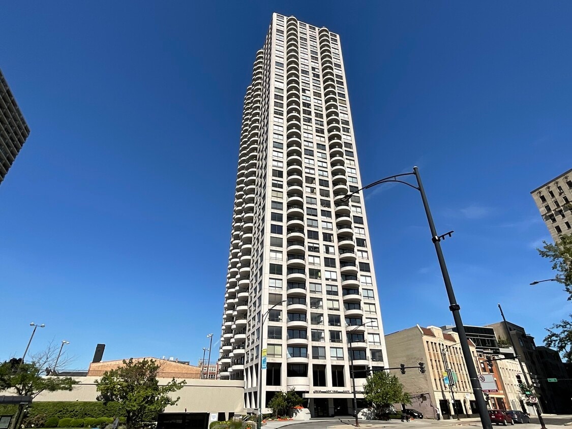 Foto principal - 2020 N Lincoln Park W