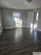 Building Photo - 106 Main St