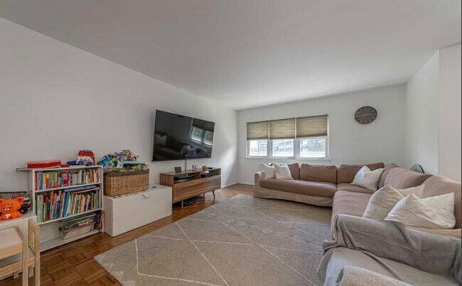 Building Photo - 1111 River Rd