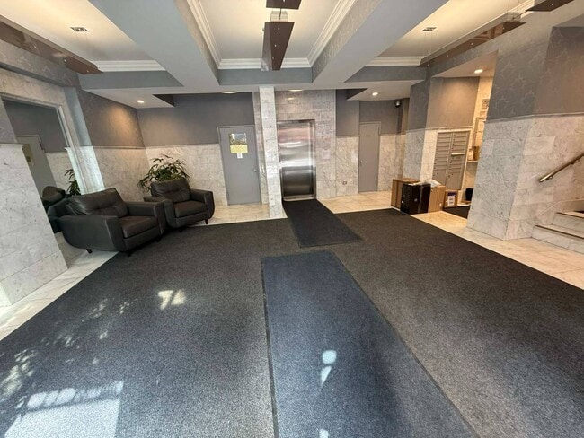 Foto del edificio - 305 W 13th St