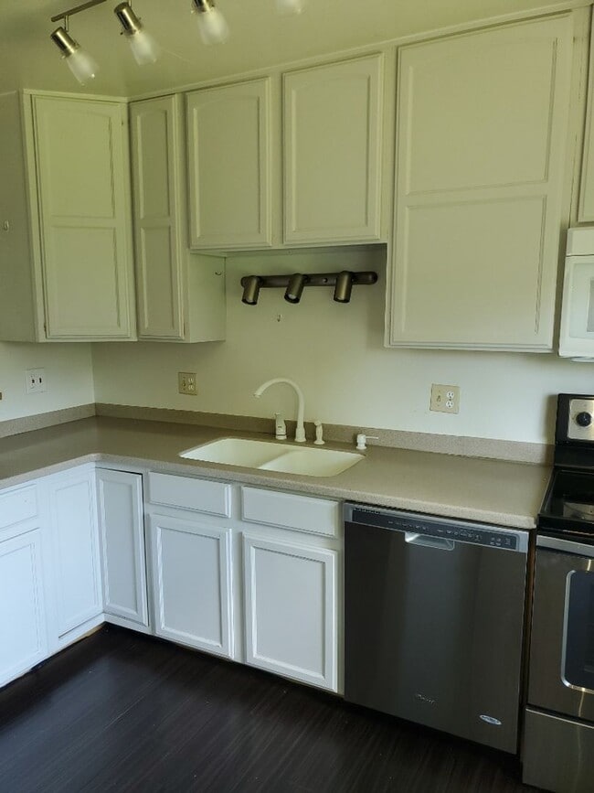 Building Photo - STUDENTS WELCOME! Lovely home in West Fort...