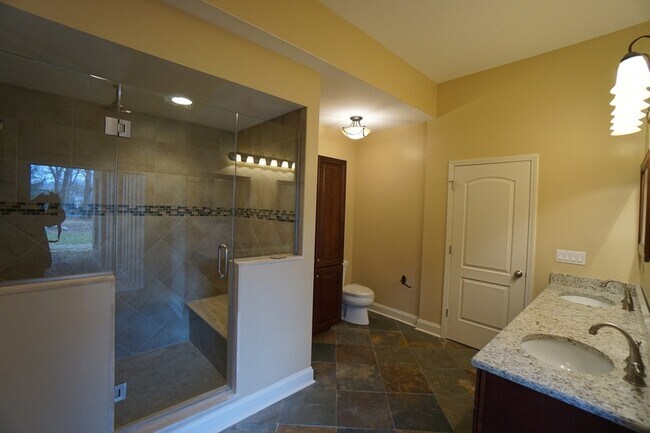 Foto del edificio - 613-613 Three Oaks Rd