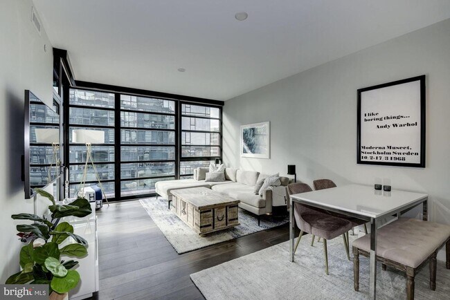 Foto del edificio - River-View 2BD Luxury Condo with Balcony and Parking!