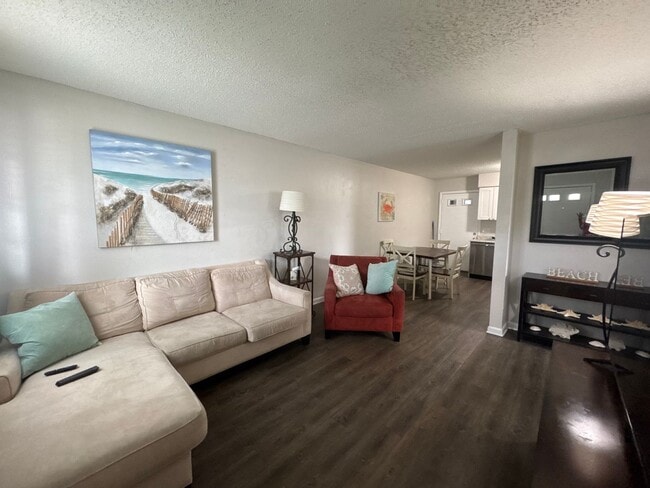 Building Photo - Fully Renovated 2 Bed / 1 Bath Apartment! ...