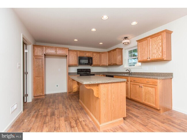 Building Photo - 233 W Woodview Rd