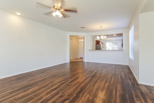 Foto del edificio - 15248 W Port Royale Ln