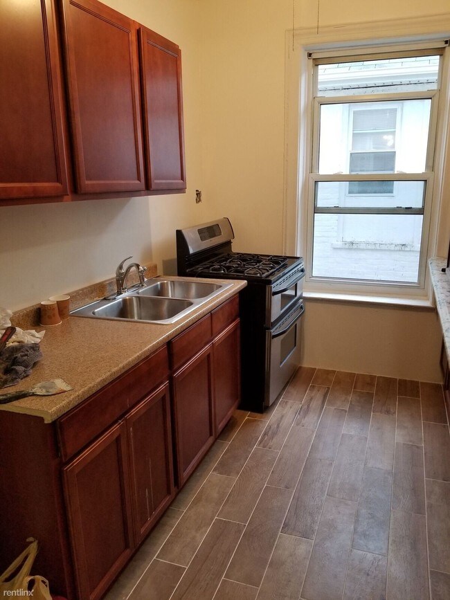 Foto del edificio - 3 br, 1 bath Apartment - 1550 E 34th St Apt 2