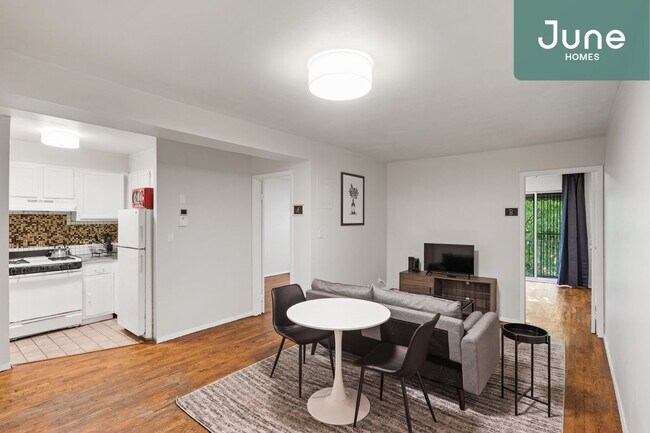 Foto del edificio - ROOM ONLY in 2-bed/1.0-bath Home