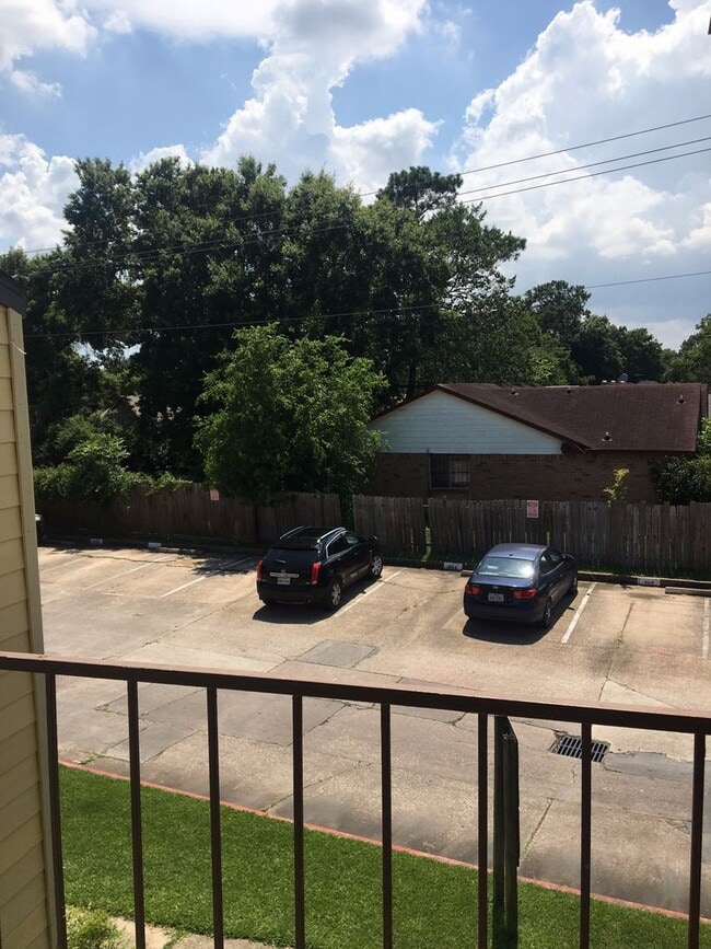 Foto del edificio - Clean and Bright 2 BR 2 BA Condo - Upstairs