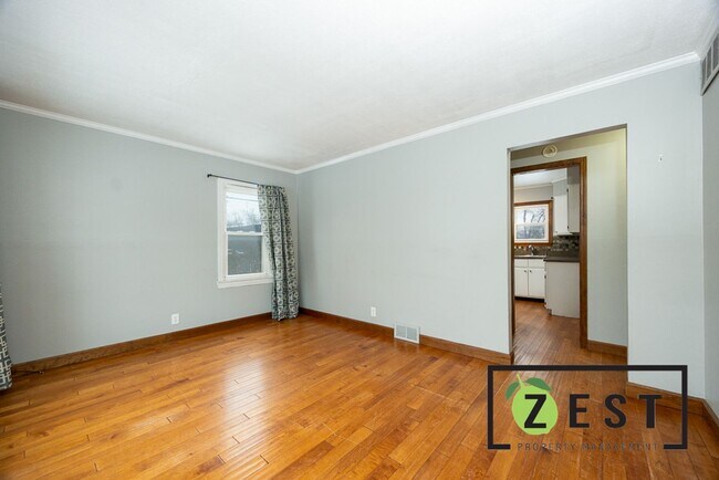 Foto del edificio - OPEN HOUSE 1/14! 2:45PM-3:15PM! Amazing 3 Bedroom 1 Bathroom - $1500