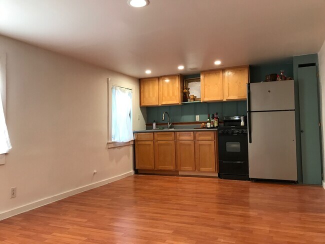Building Photo - 825 57th St
