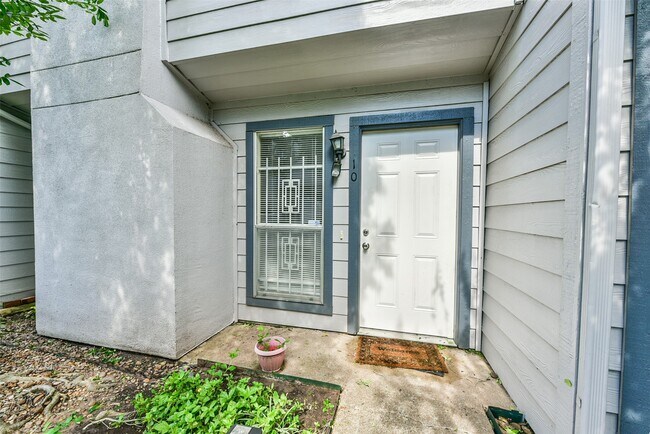 Foto del edificio - 5917 Fairdale Ln