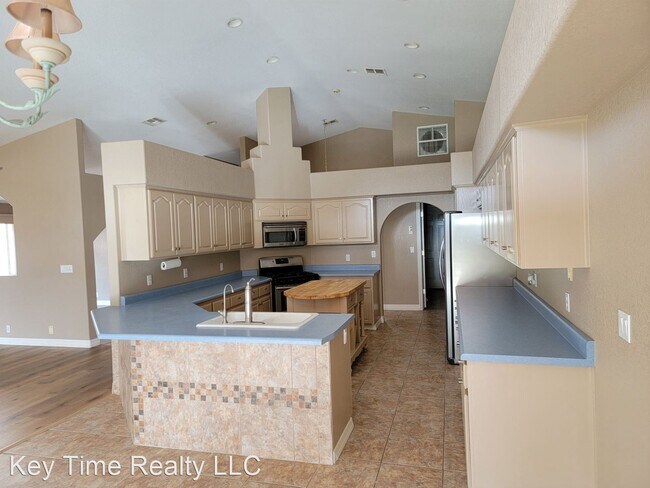 Building Photo - 3 br, 2 bath House - 5708 Desert Lakes Drive