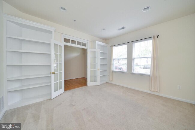 Foto del edificio - 310 Cameron Station Blvd