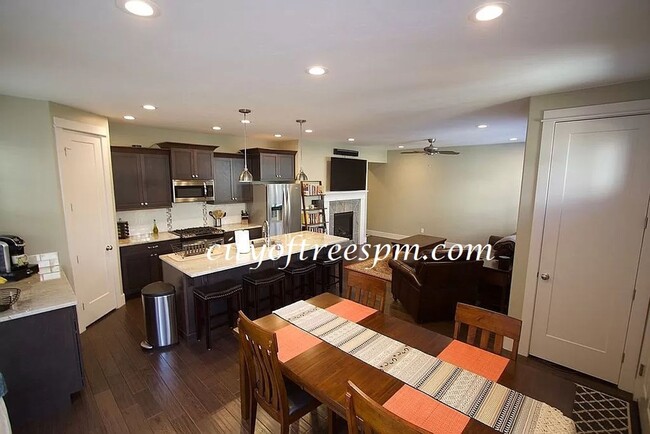 Building Photo - Harris Crossing at Harris Ranch.