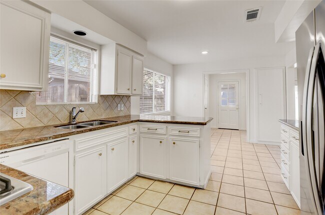 Building Photo - 14506 Carolcrest Dr