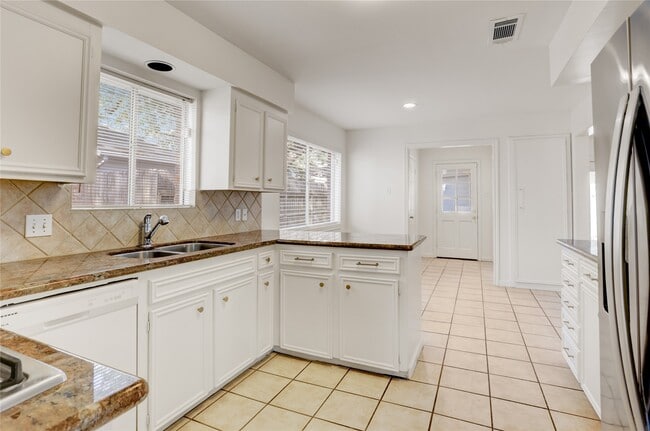 Foto del edificio - 14506 Carolcrest Dr