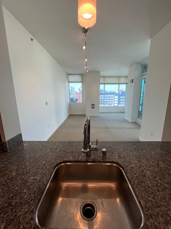 Foto del edificio - Beautiful top floor 1BD/1BA unit in the Hayes