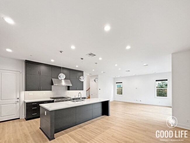 Foto del edificio - Luxury 5-Bedroom Home with Walk-In Closets, Modern Kitchen & Community Pool