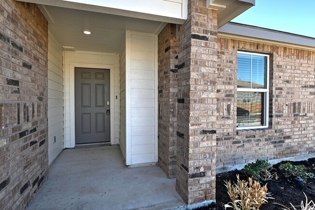 Building Photo - ONE STORY  |  3 BEDROOM  |  2 BATH  |  YARD SERVICE INCLUDED  |  WHISPER FALLS  |  POOL - GYM - P...