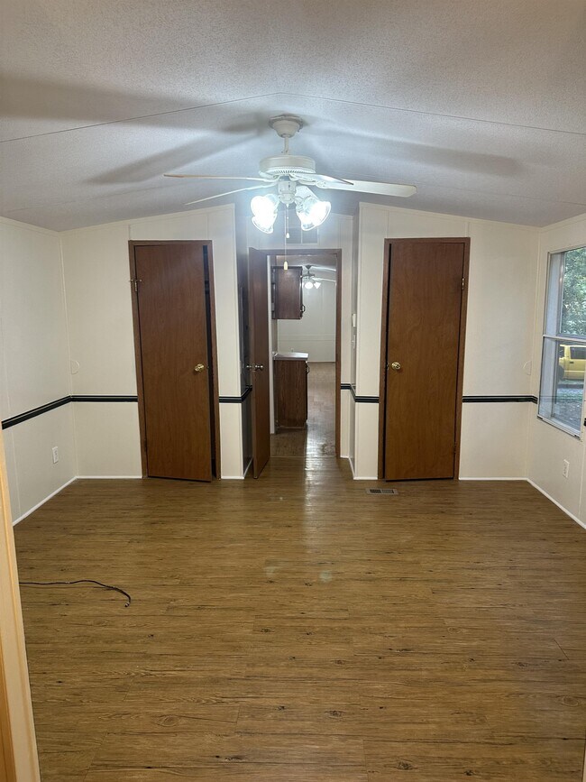 Building Photo - 2323 Lonnie Cir S