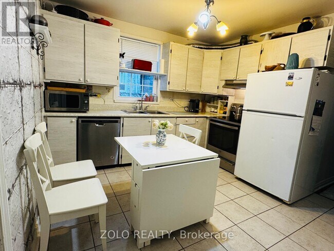 Building Photo - 39 Ellerby Square N