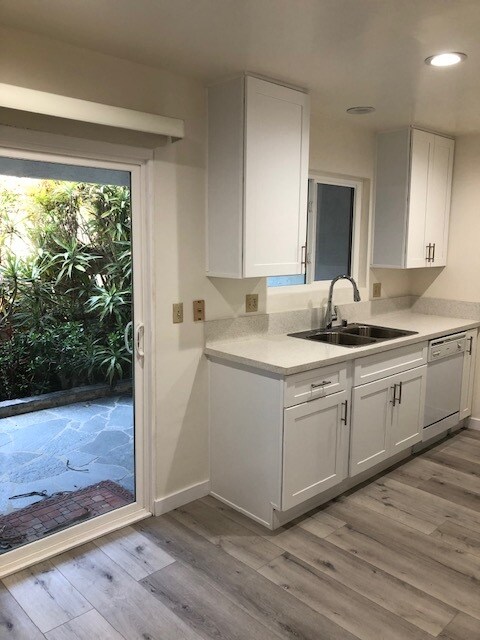 KIT/PATIO - 1922 Curtis Ave