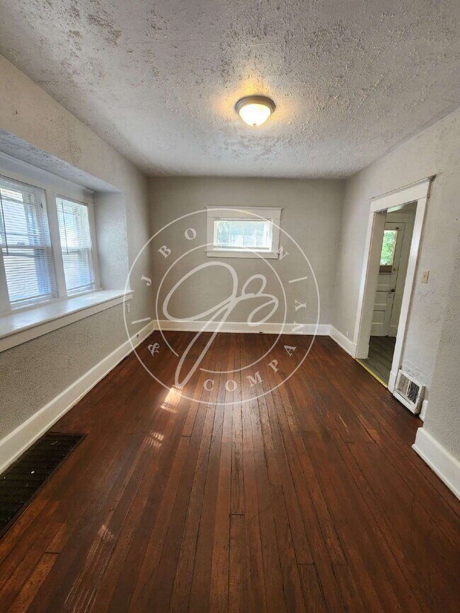 Foto del edificio - 3 bed 1 bath with bonus room on 1st floor