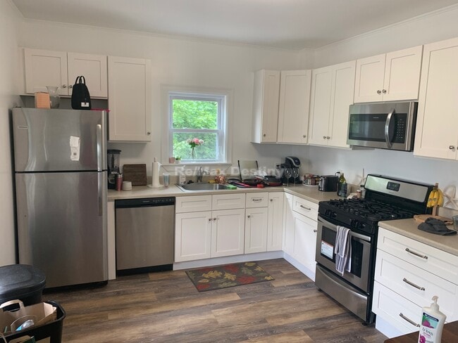 Building Photo - 5 Day St