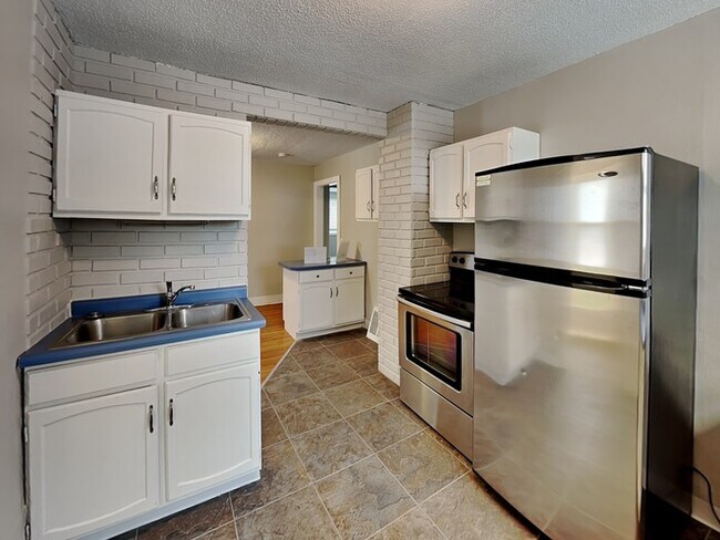 Building Photo - LEASING SPECIAL!! 2 Bedroom, 1 Bathroom Ho...