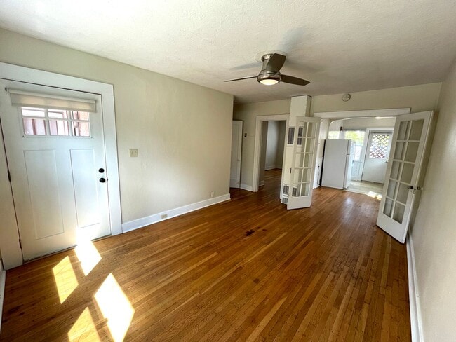 Building Photo - Vintage 1 Bedroom with Hardwood Floors, Close-In Location