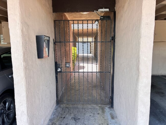 Building Photo - ** Move In Special $500 off First Months R...
