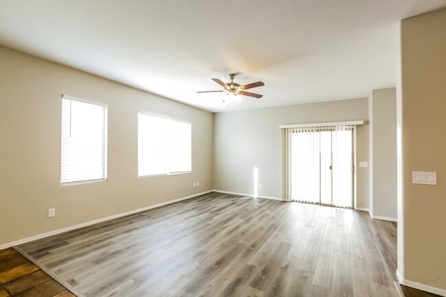 Foto del edificio - 8227 W Florence Ave