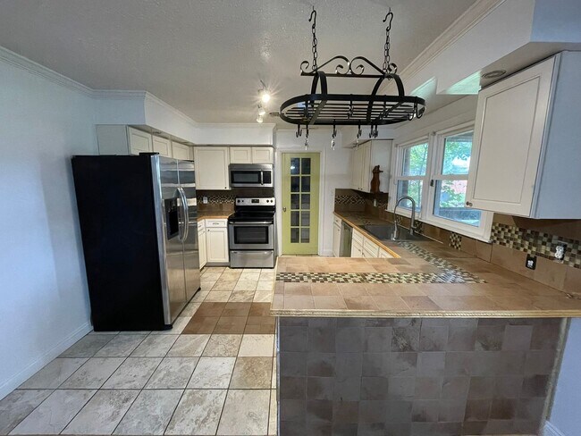 Foto del edificio - Spacious Home with Large Yard, Hot Tub, and More