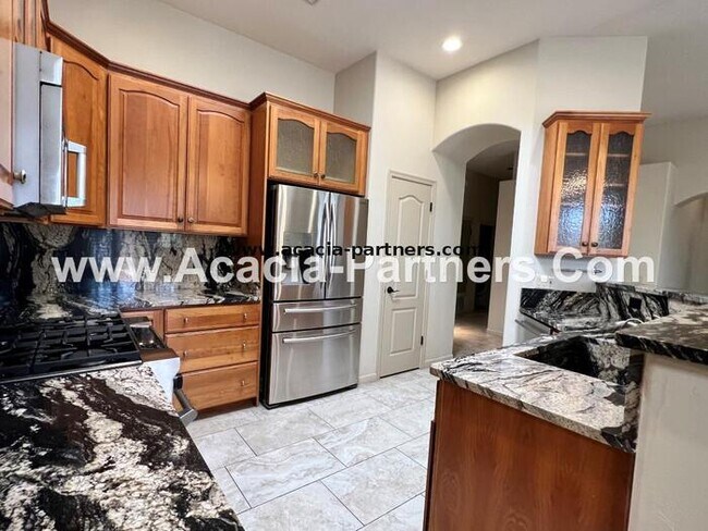 Building Photo - Three Bedroom Home in Sabino Springs