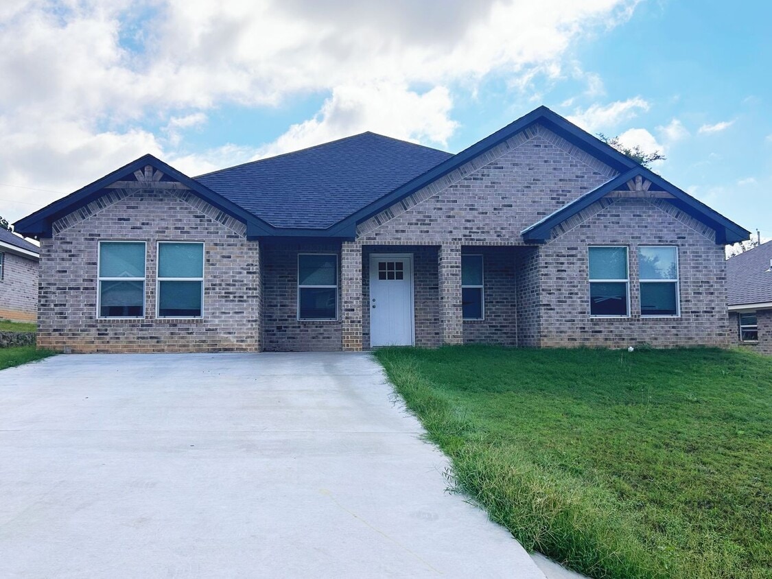 Primary Photo - Charming 4bd 2ba in Silo School District