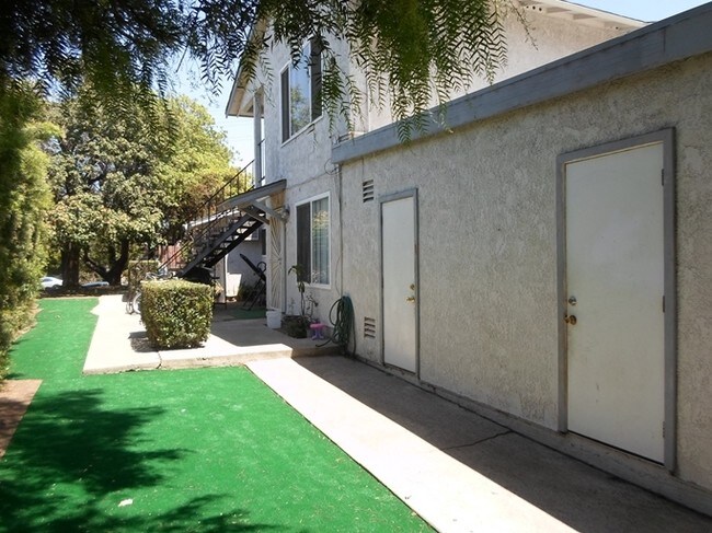 Building Photo - 107 N Tustin Ave