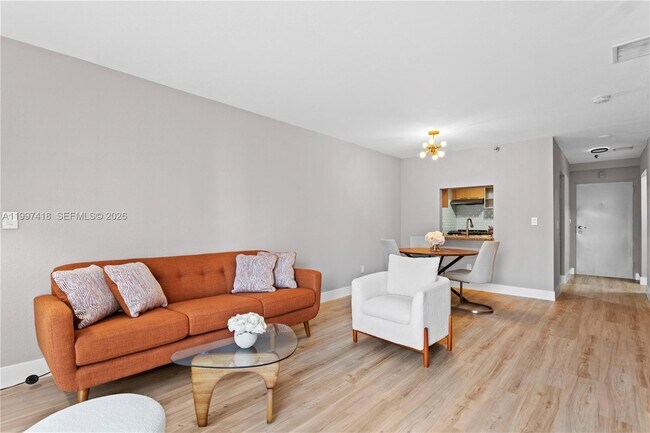 Foto del edificio - 677 NE 24th St