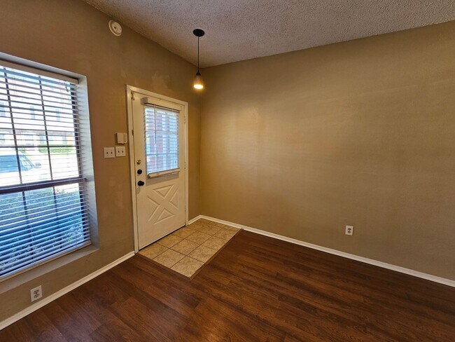 Foto del edificio - Stunning two-level, two-bedroom, one-and-a-half-bathroom townhome